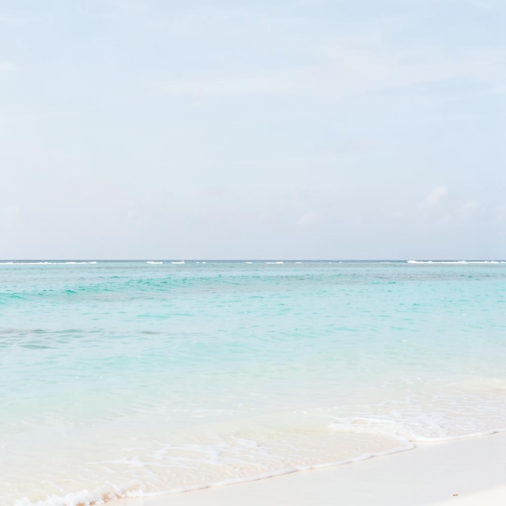 Plage de sable clair et eau turquoise